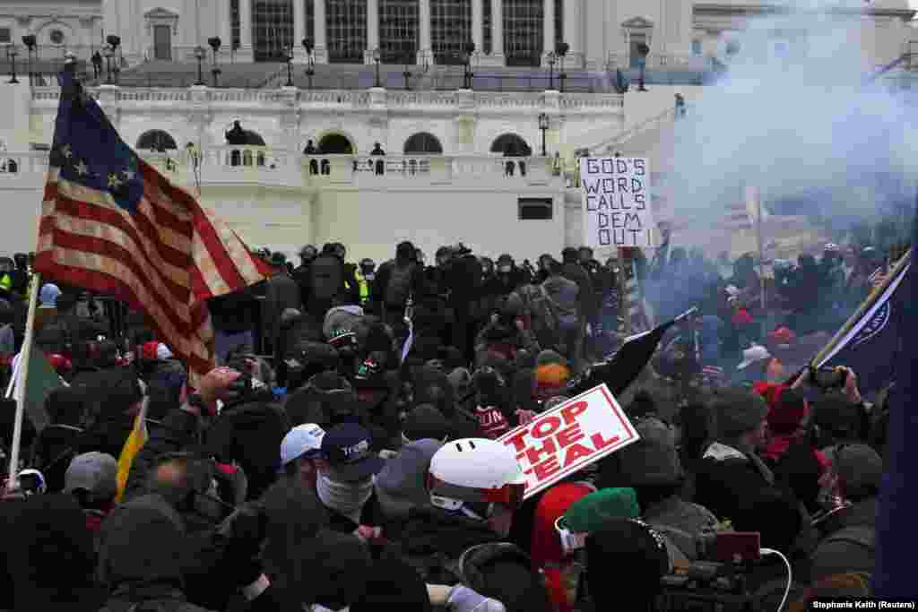 Тысячи сторонников Трампа двинулись к Капитолию после митинга, на котором действующий президент заявил, что &quot;никогда не признает поражение&quot; и призвал собравшихся &quot;поприветствовать наших храбрых сенаторов и членов Конгресса&quot;